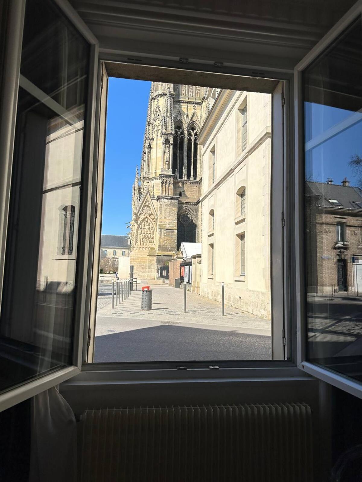 Le Petillant - Cathedrale Reims Exterior photo